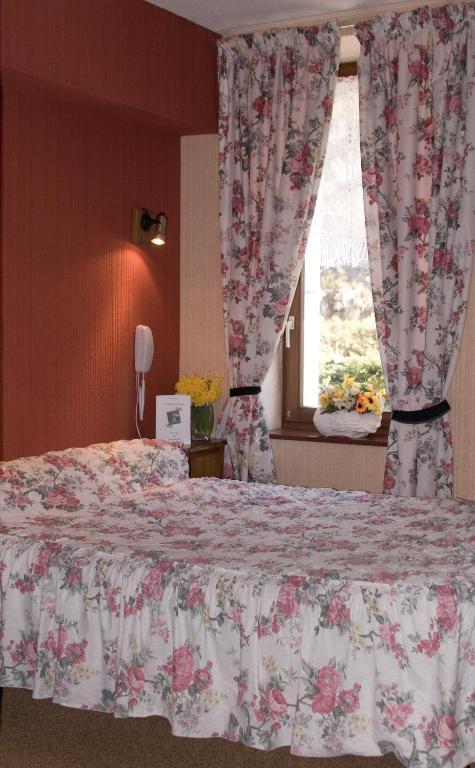 Hôtel Au Parfum Des Bois à Saint-Cirgues-en-Montagne Chambre photo