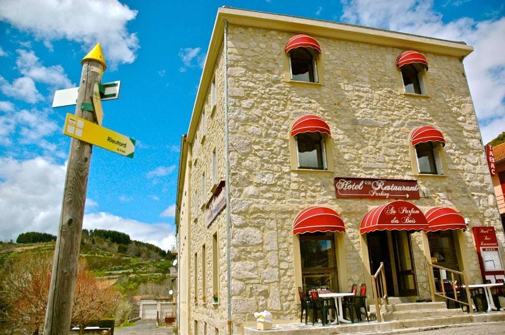 Hôtel Au Parfum Des Bois à Saint-Cirgues-en-Montagne Extérieur photo