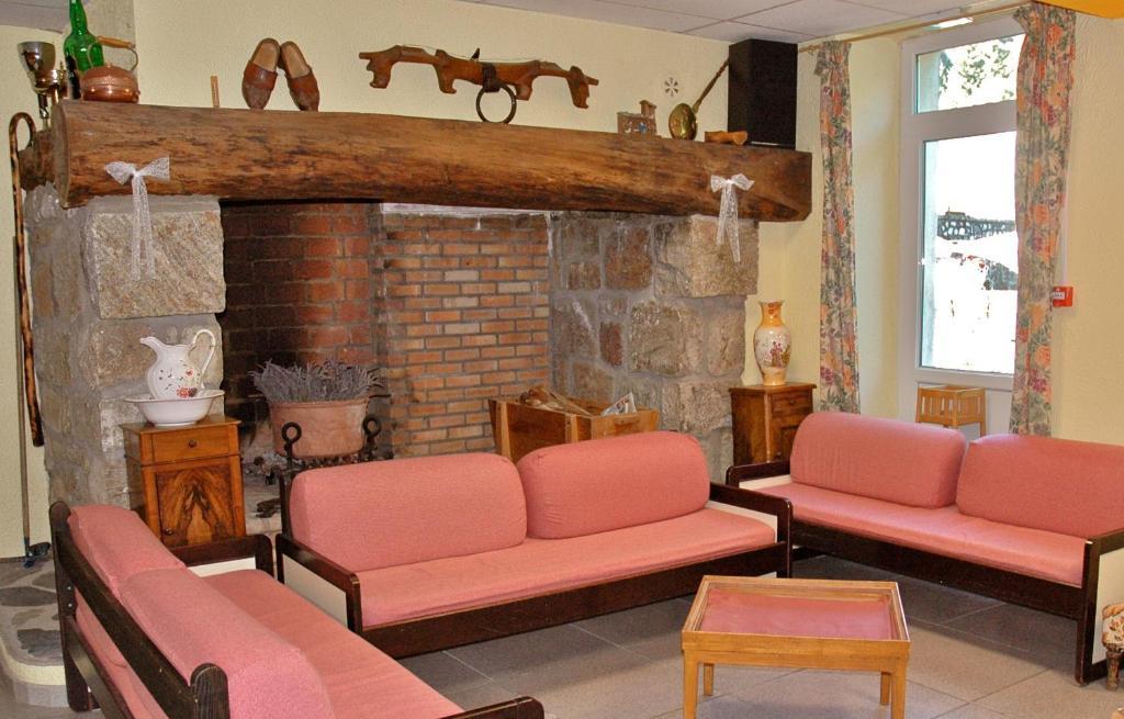 Hôtel Au Parfum Des Bois à Saint-Cirgues-en-Montagne Extérieur photo